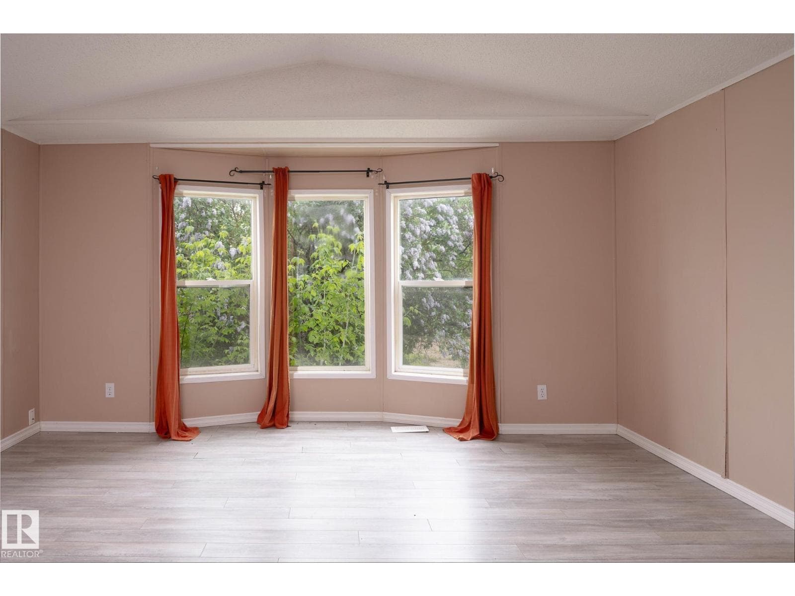 5204 53 AV — photo 2