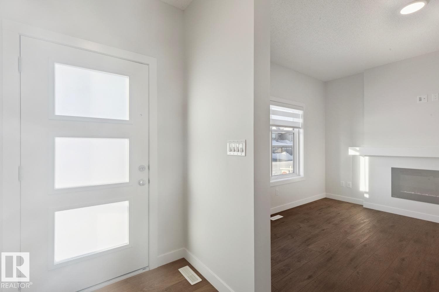 1081 BERG PL — photo 2