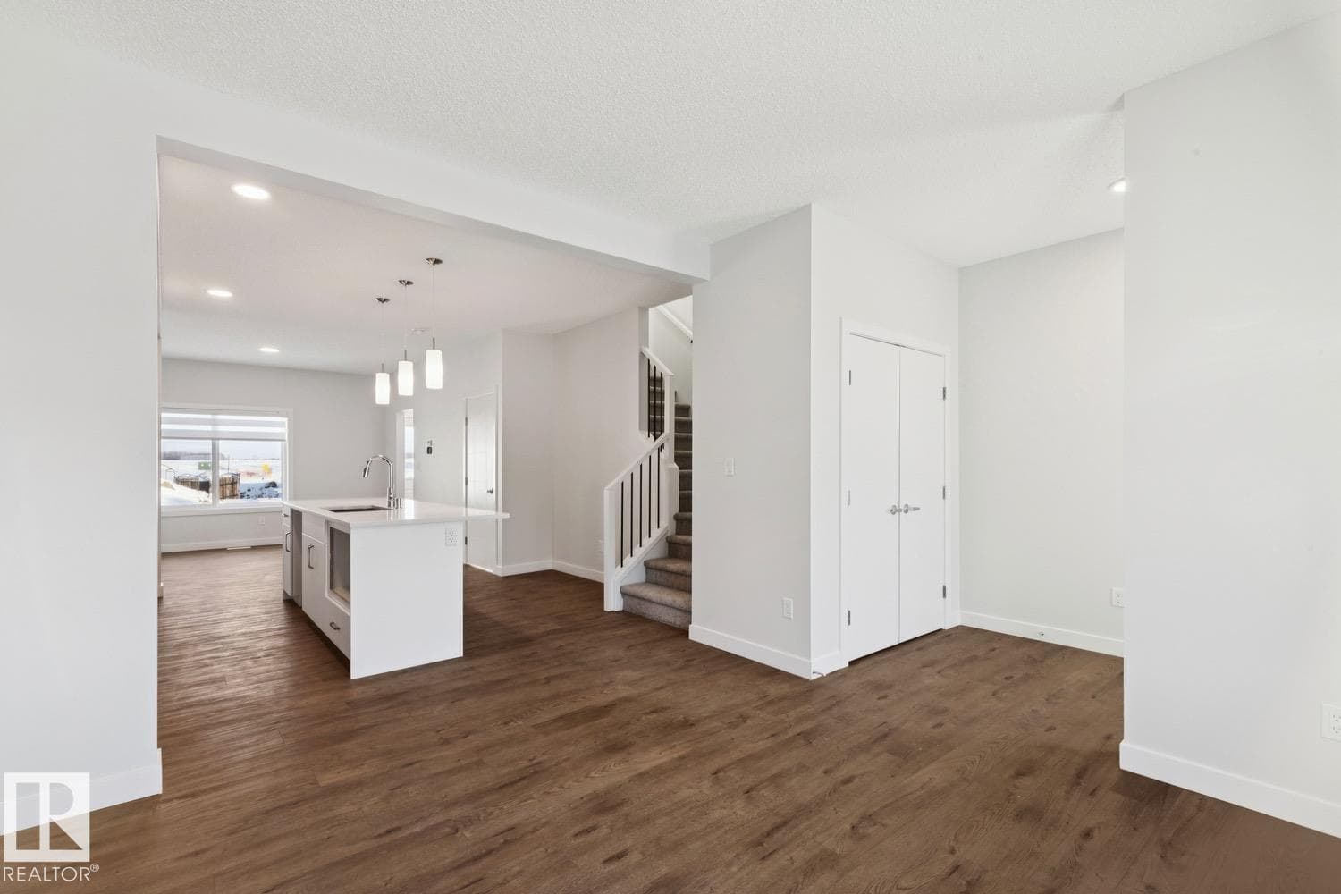 1081 BERG PL — photo 5