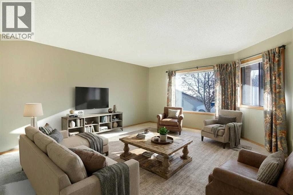 8, 118 Strathcona Road SW — photo 3