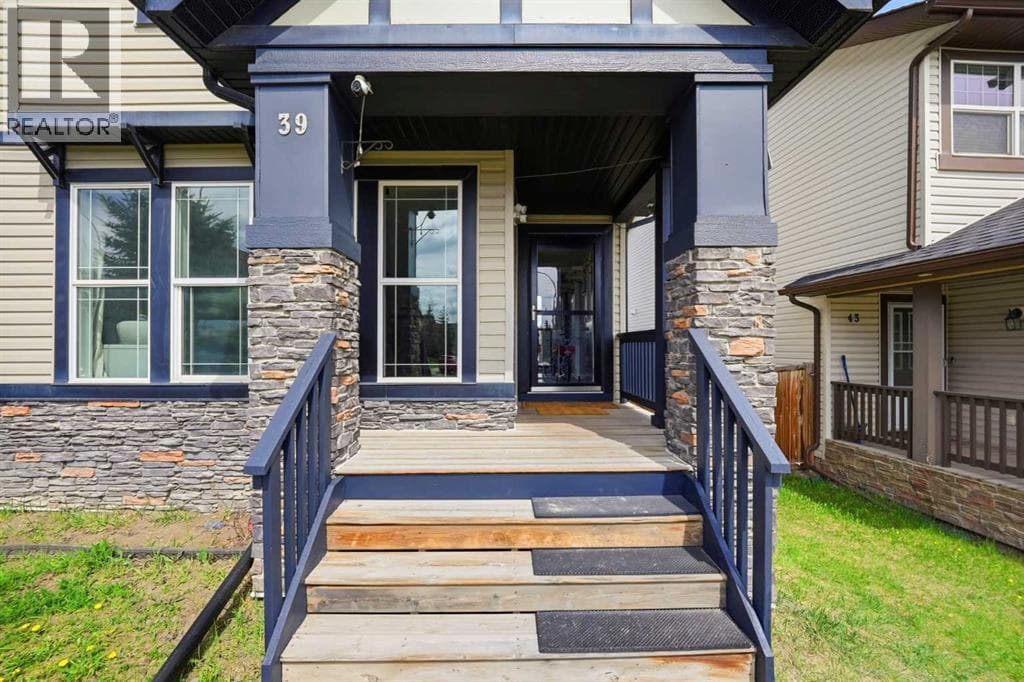 39 Panora Square NW — photo 4
