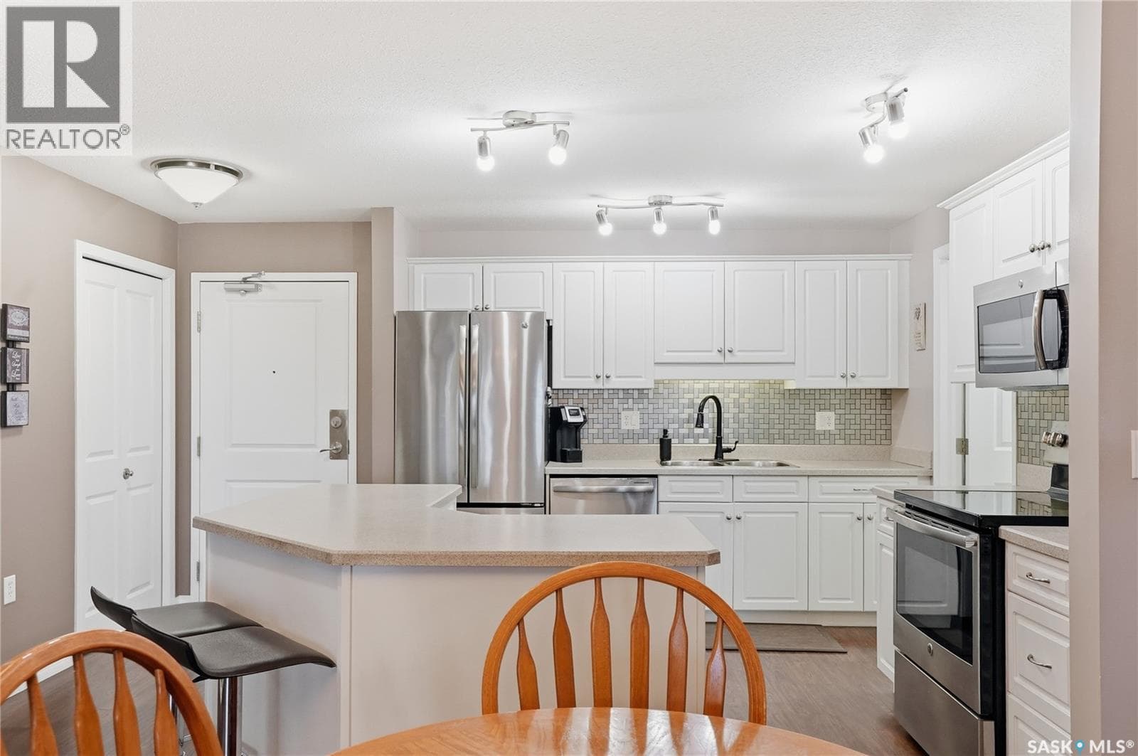 504 2221 Adelaide STREET — photo 3