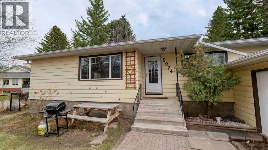 5924 Bow Crescent NW — photo 2