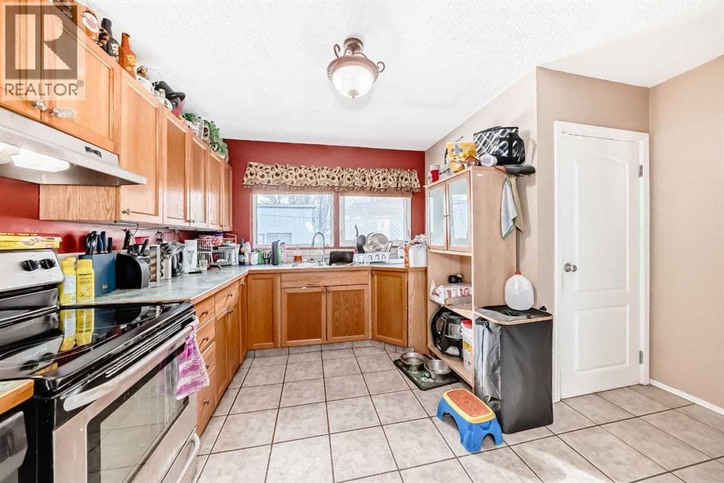 4939 45 Street — photo 5