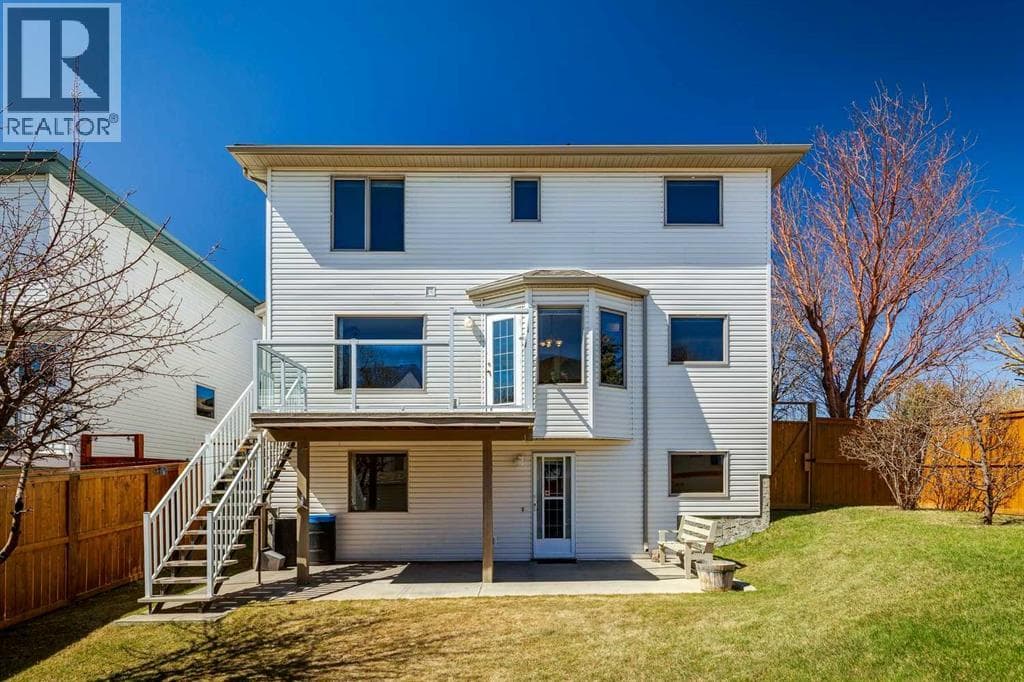 135 Sceptre Close NW — photo 2