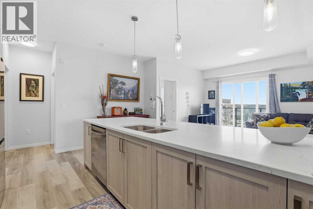 3420, 33 Carringham Gate NW — photo 3