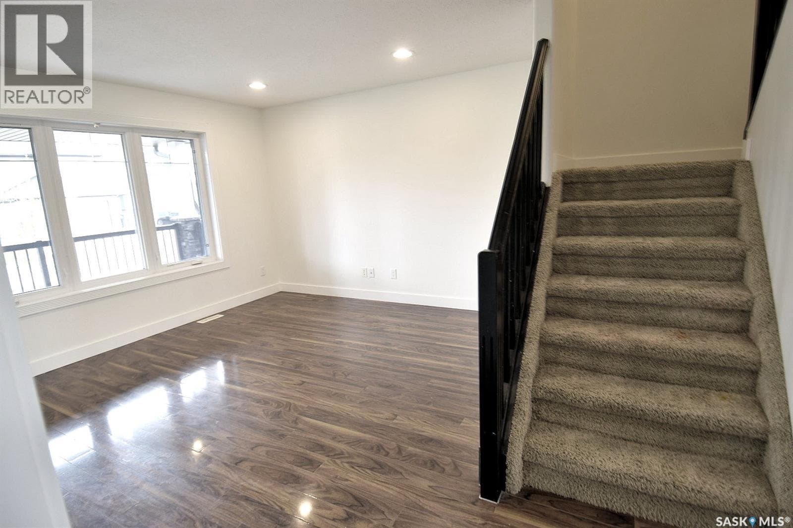 242 Geary CRESCENT — photo 4