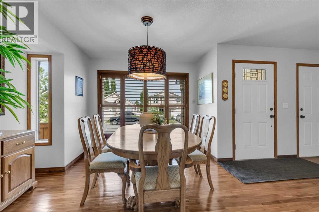 8 Mt Cascade Close SE — photo 3