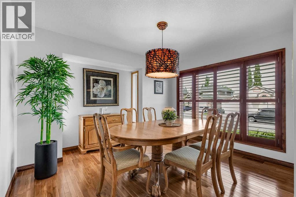8 Mt Cascade Close SE — photo 2