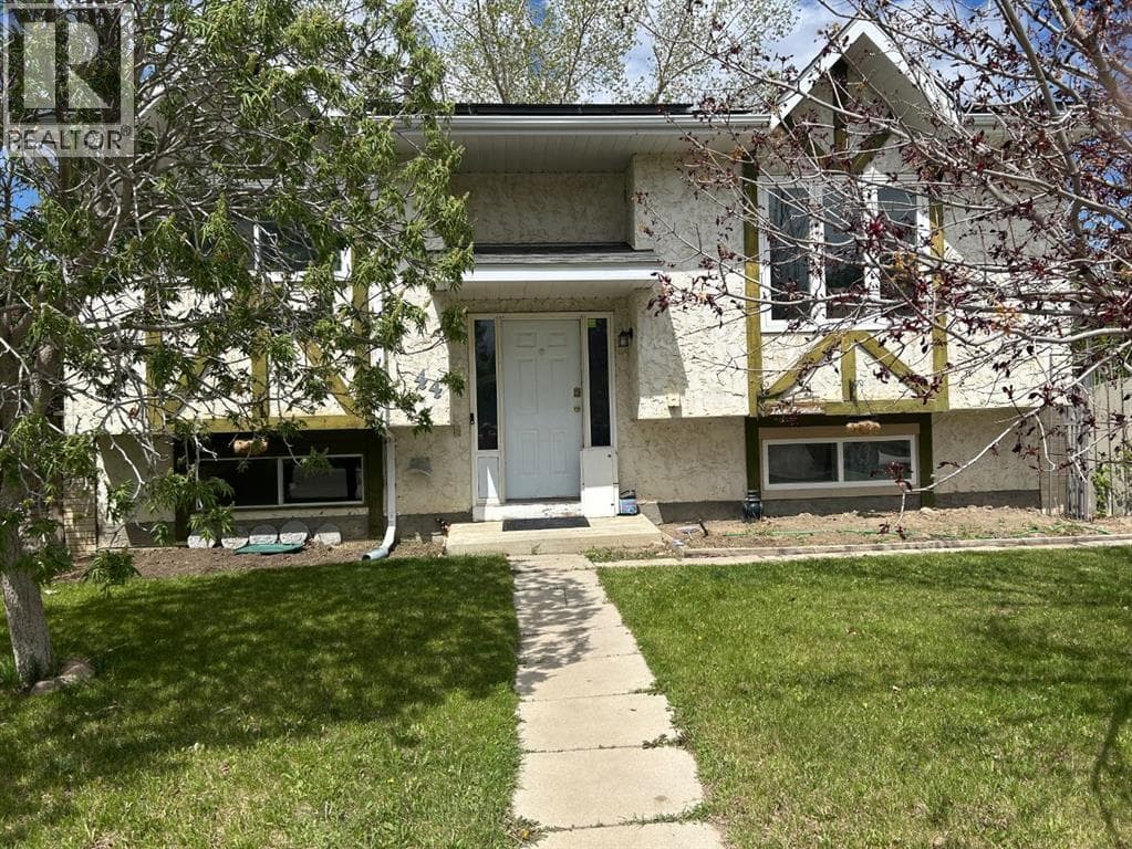 44 Wildrose Crescent W — photo 2
