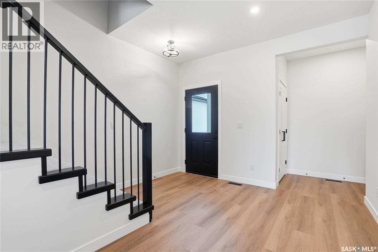 190 Doran WAY — photo 2