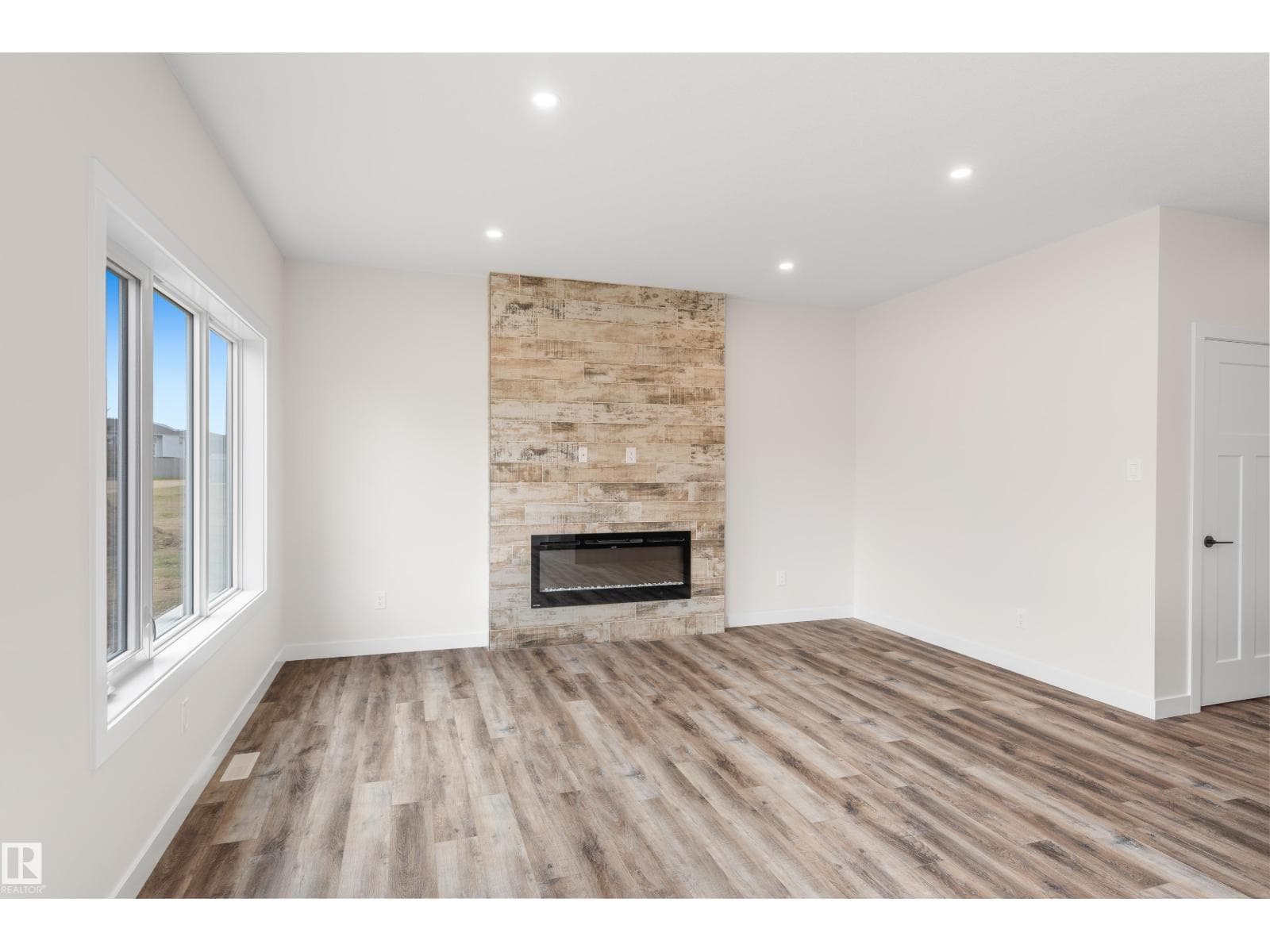 5121 53A AV — photo 5