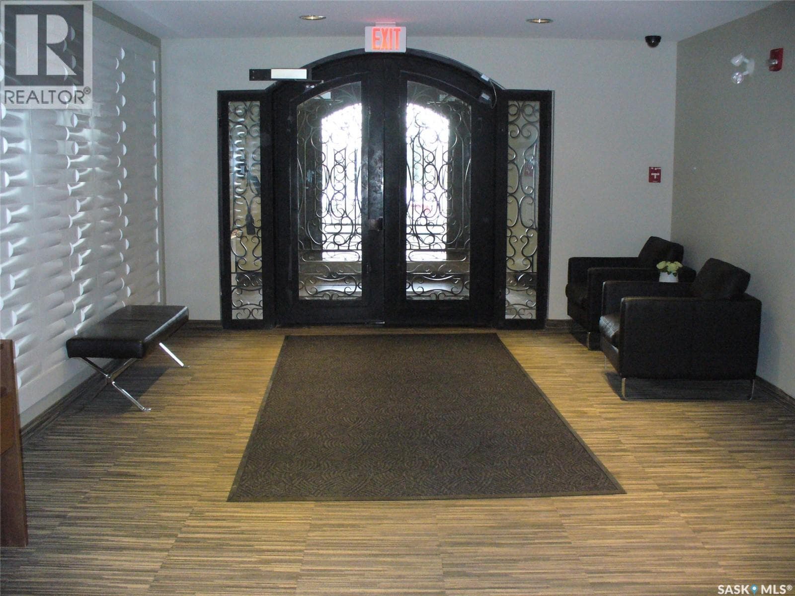 210 1610 Dakota DRIVE — photo 2