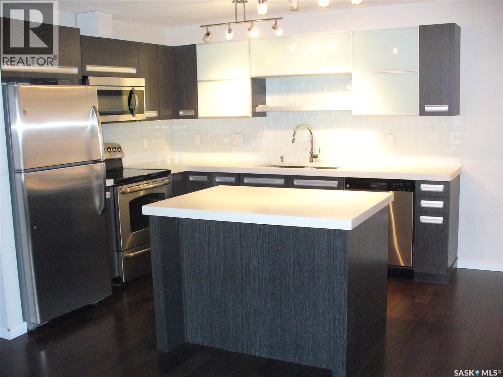 210 1610 Dakota DRIVE — photo 3