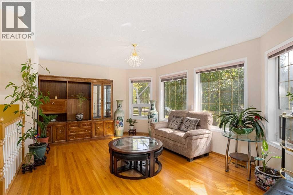 218 15 Avenue NW — photo 5