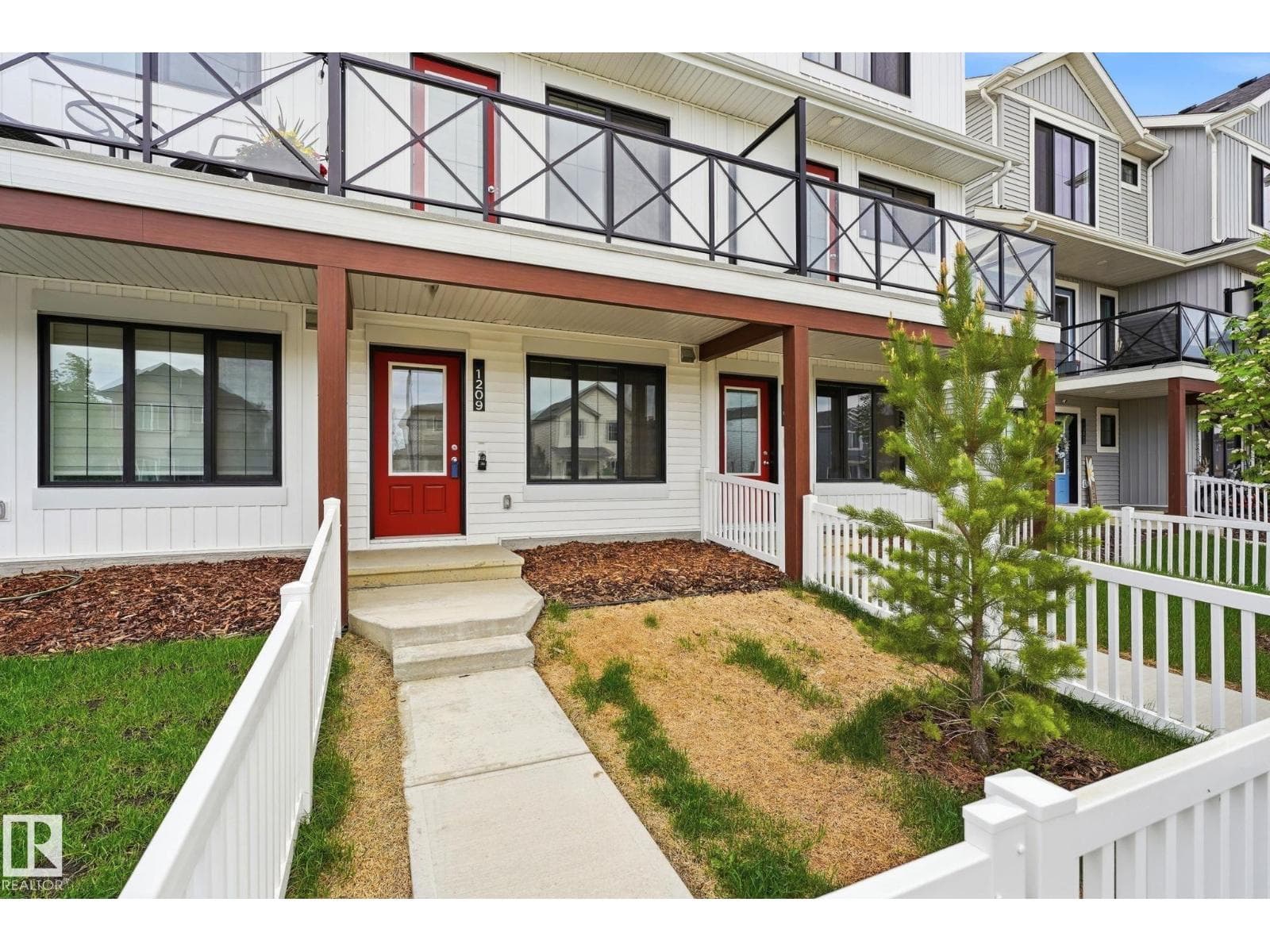 1209 MCLEOD AV — photo 2