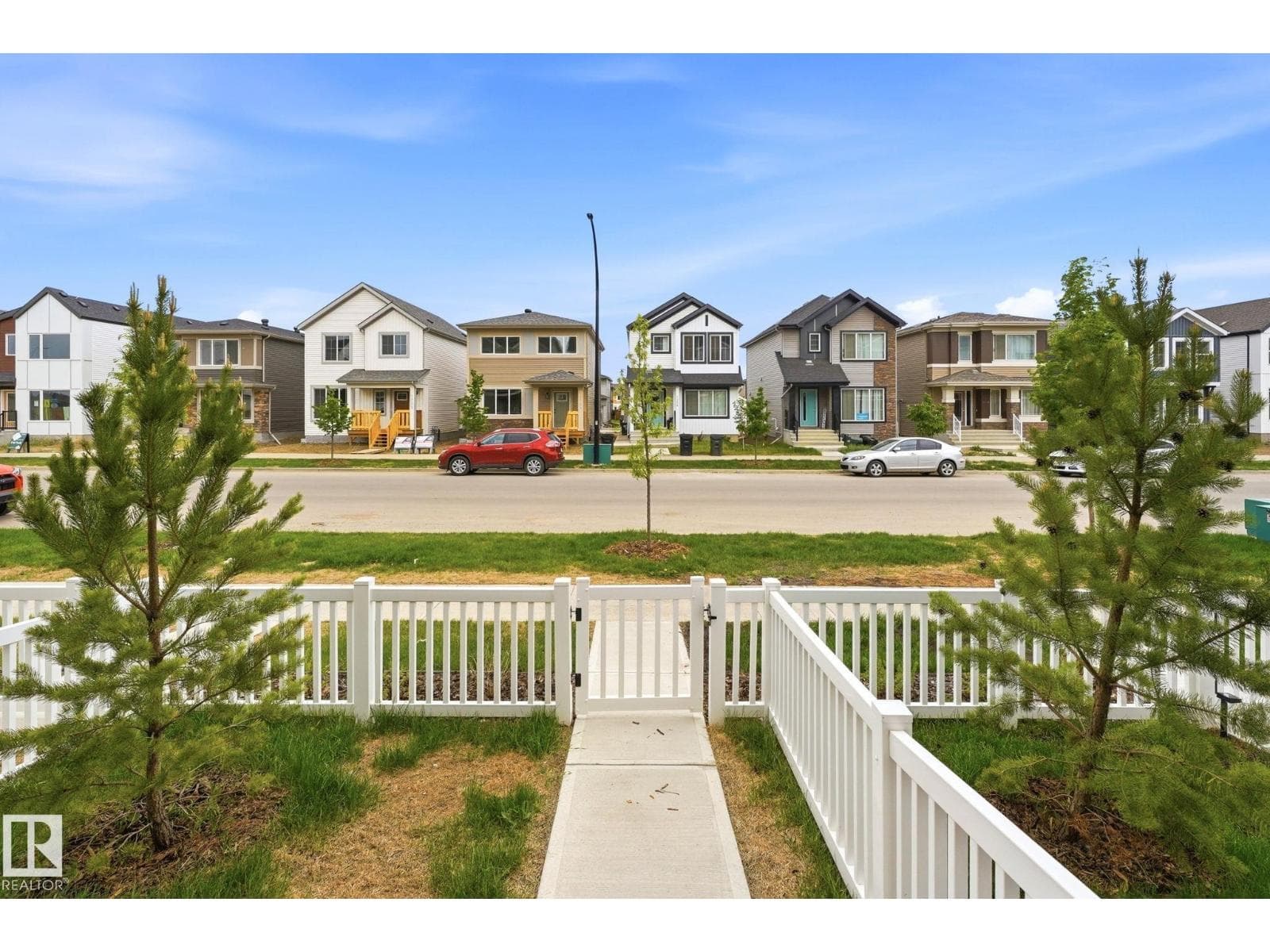 1209 MCLEOD AV — photo 4