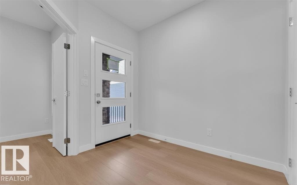 3025 39 AV — photo 3