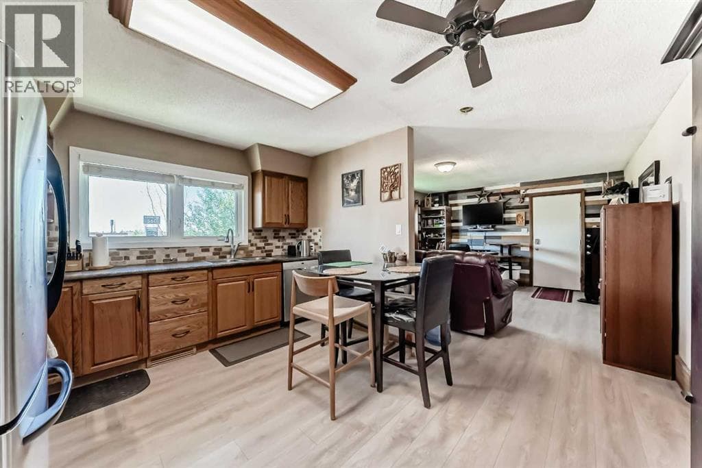 604 69 Avenue SW — photo 4