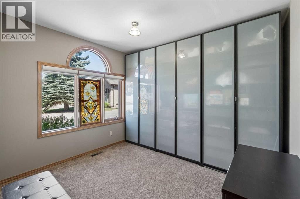 112 Oakbriar Close SW — photo 4