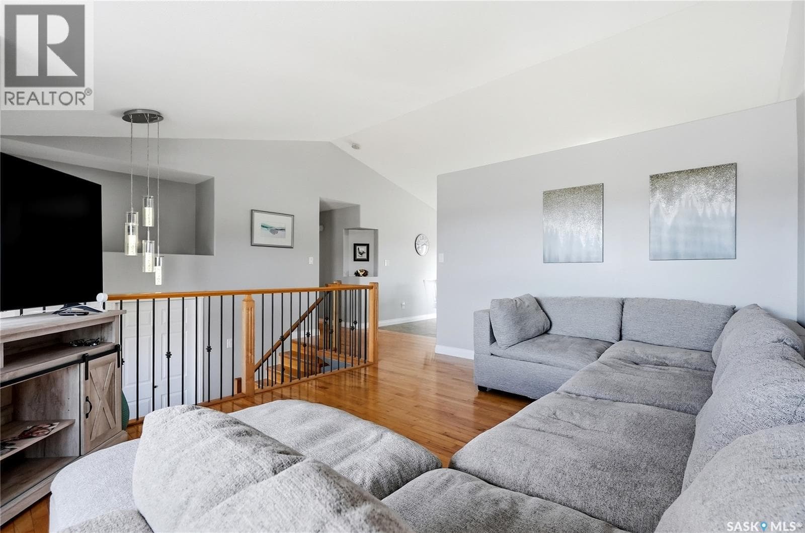 469 Brooklyn CRESCENT — photo 3