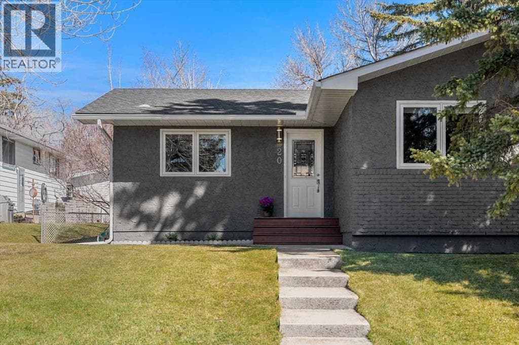 20 Brampton Crescent SW — photo 2
