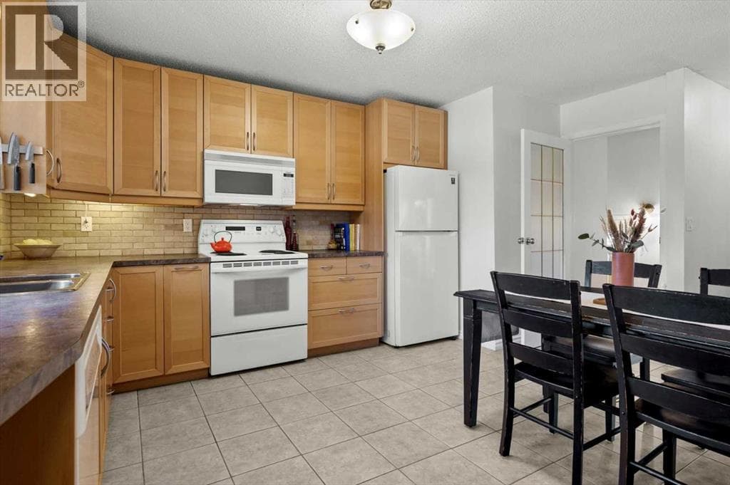 20 Brampton Crescent SW — photo 4