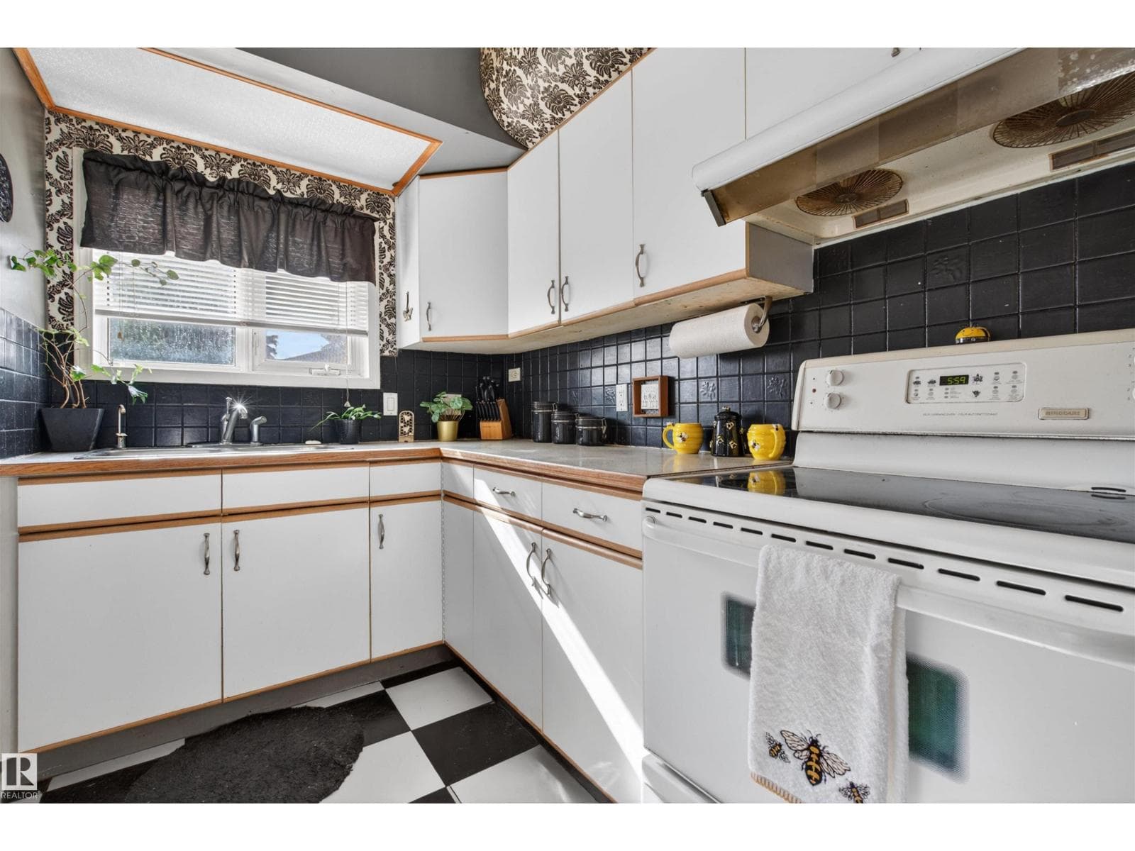 6402 106 ST NW — photo 5