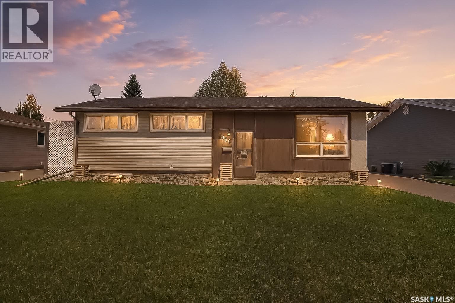 1050 Simcoe STREET — photo 2
