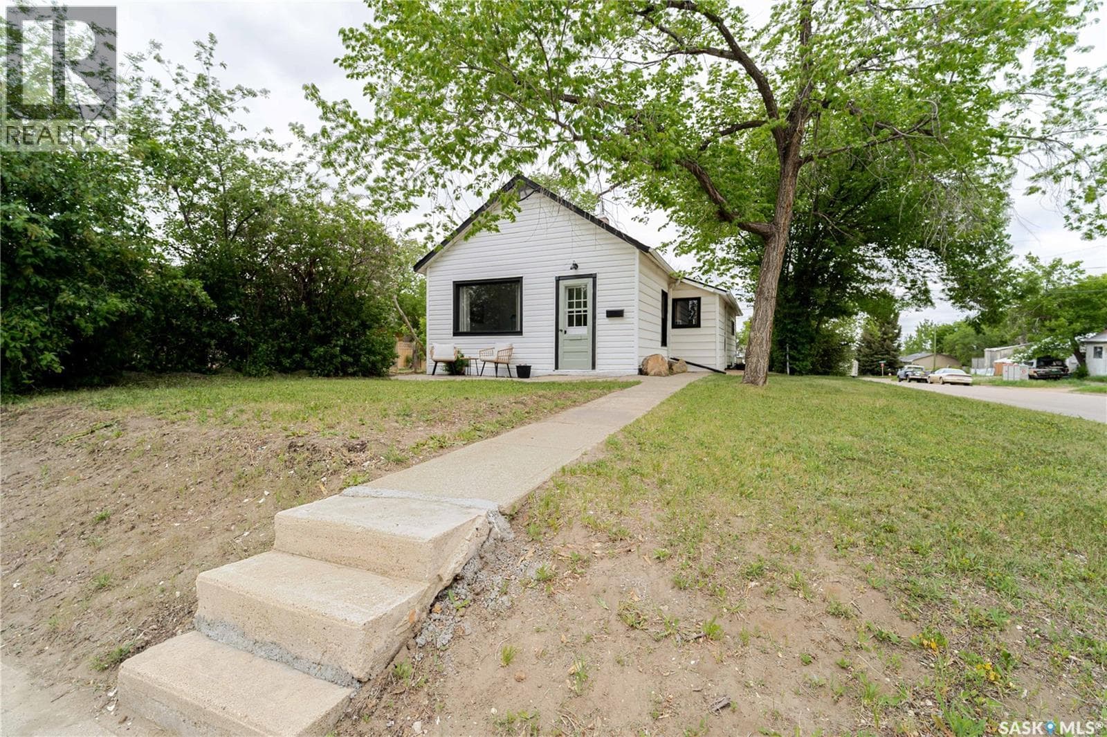 1102 IROQUOIS STREET W