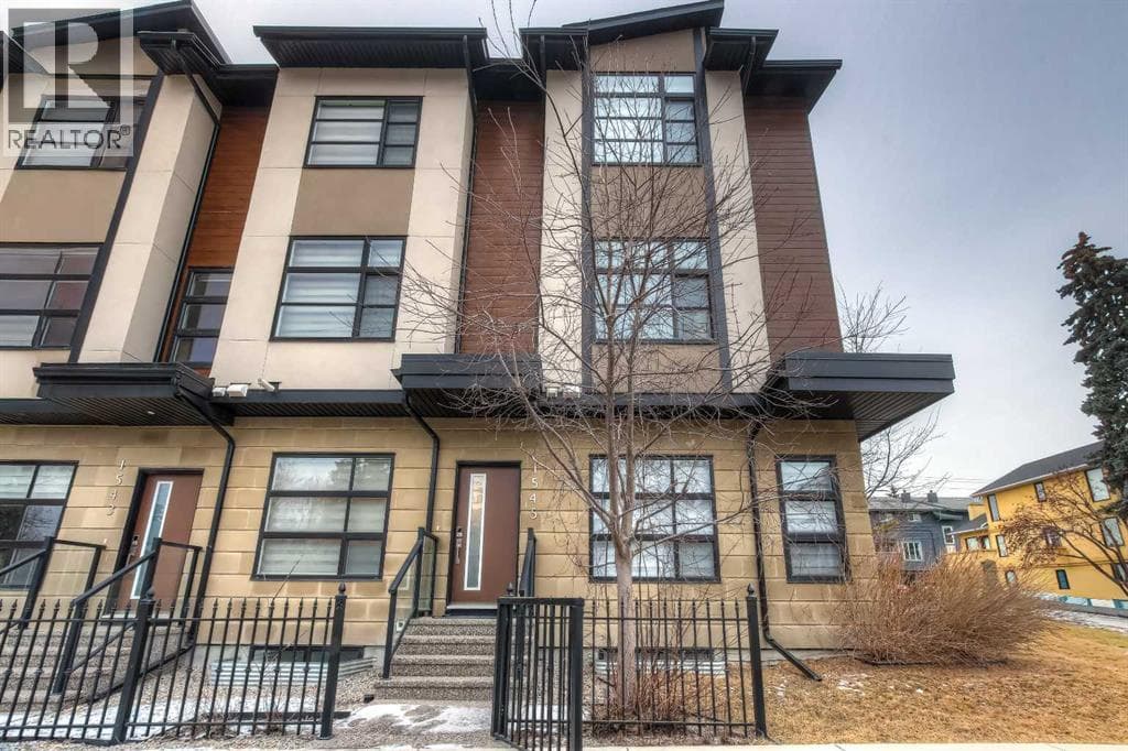 1545 33 Avenue SW — photo 2