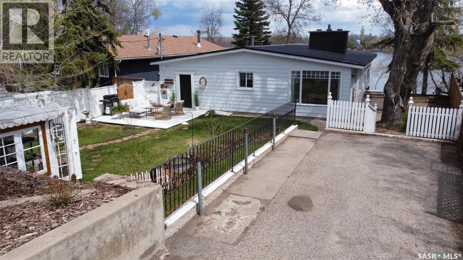 8 Lakeside DRIVE — photo 4