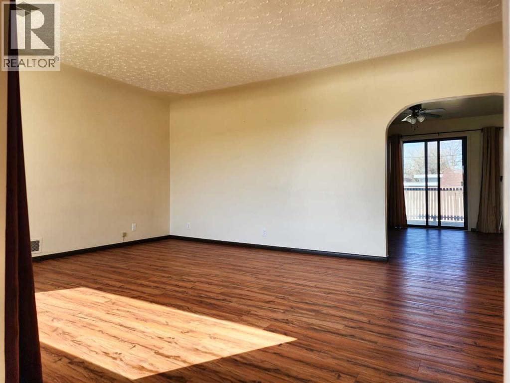 422 21 Street S — photo 3