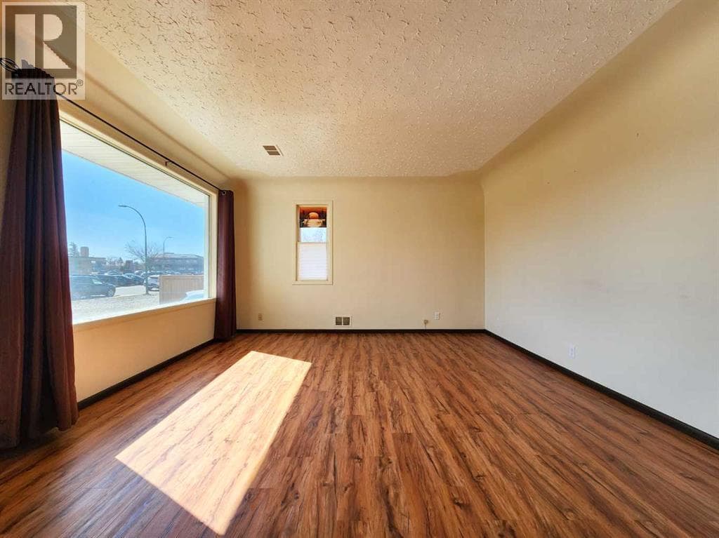 422 21 Street S — photo 4