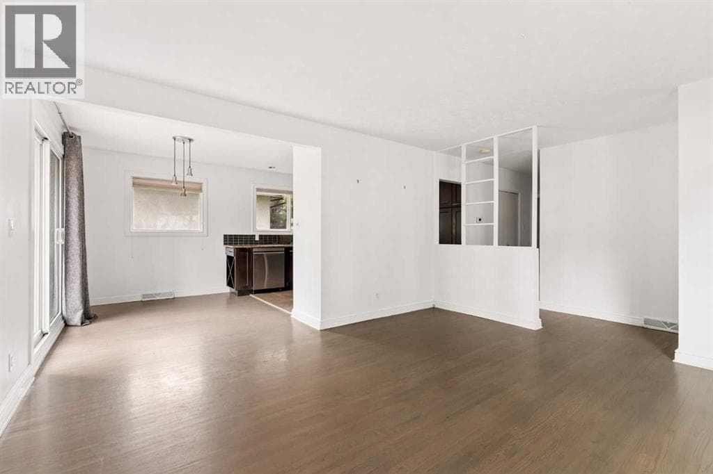 5615 20 Street SW — photo 3