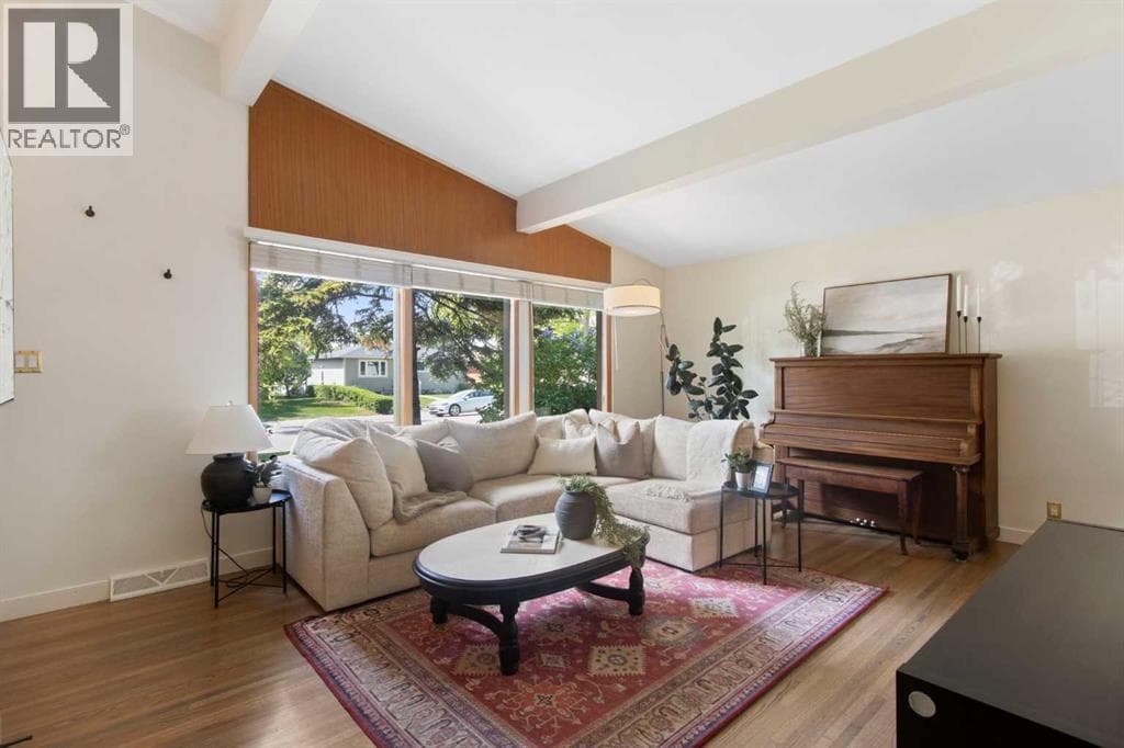 1948 Cottonwood Crescent SE — photo 2