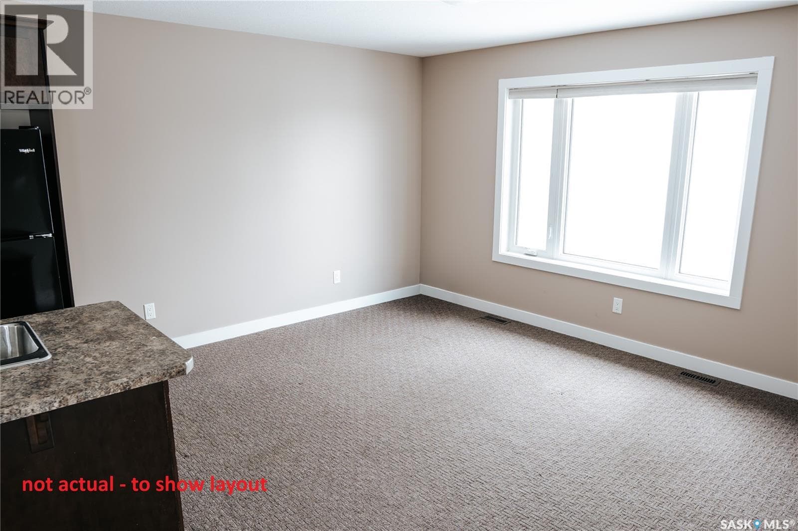 137 St John STREET N — photo 2