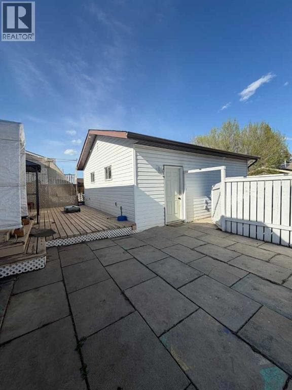 128 10 Avenue NE — photo 2