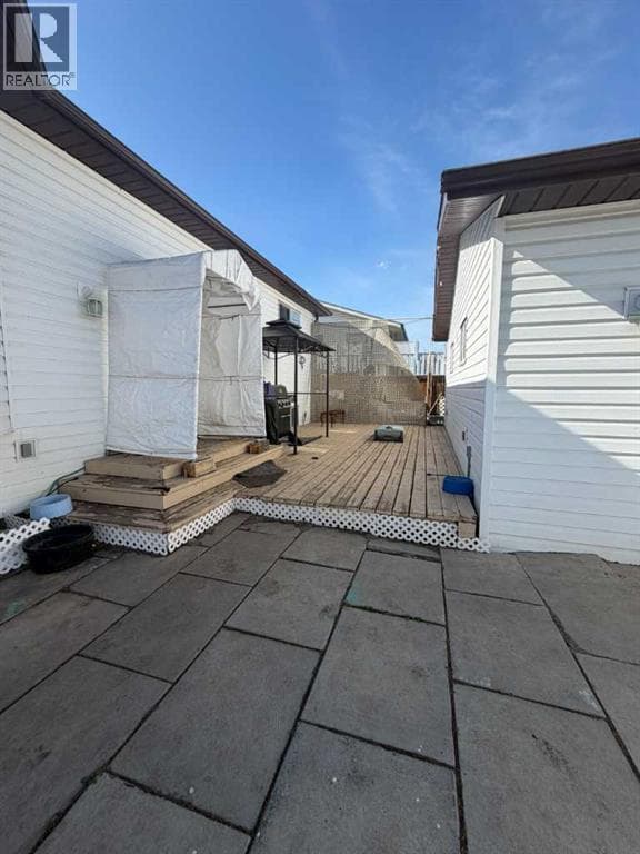 128 10 Avenue NE — photo 3