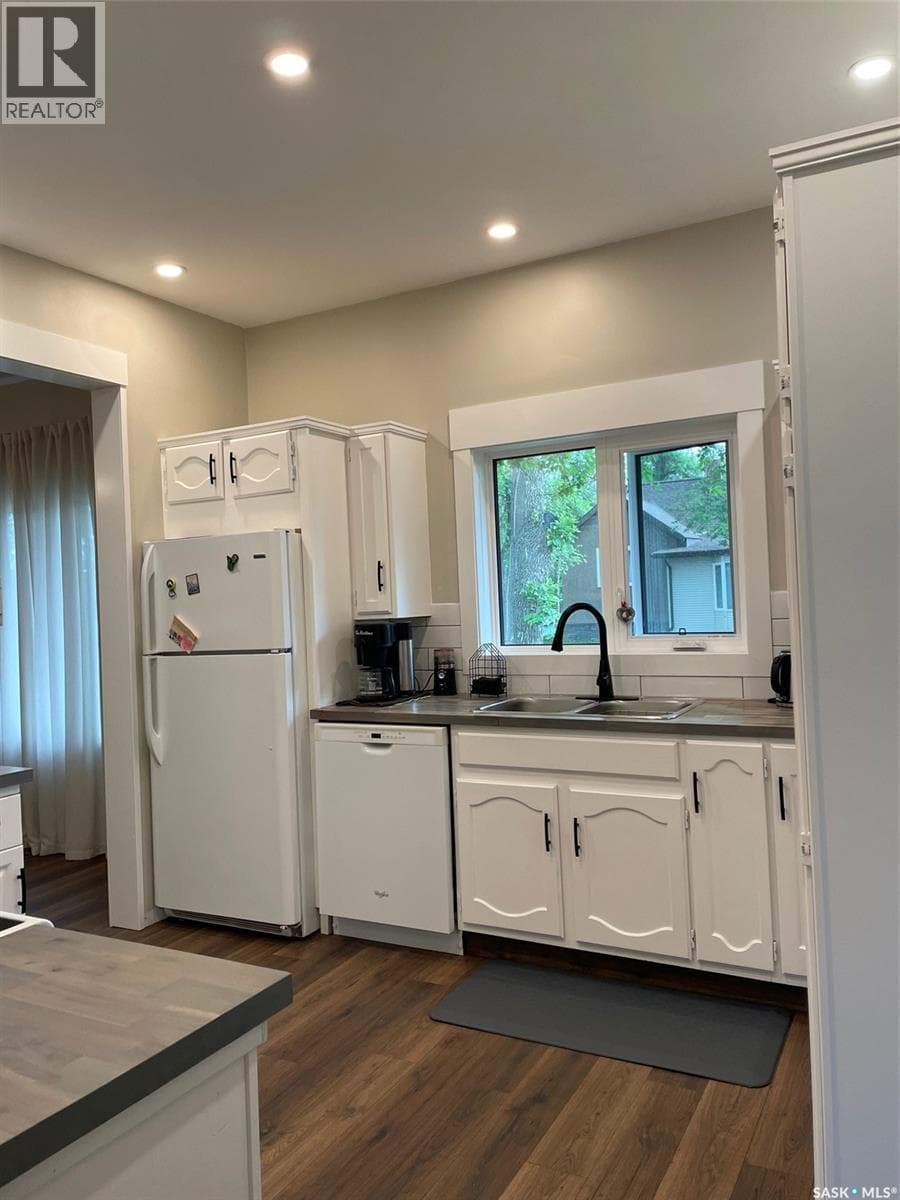 304 Brownlee STREET — photo 3
