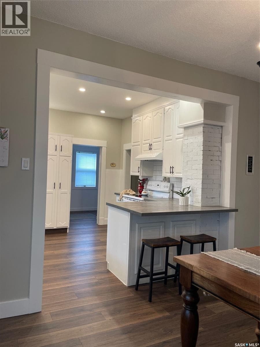 304 Brownlee STREET — photo 4