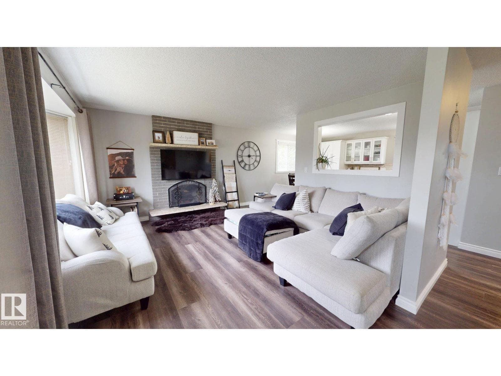 5501 46 AV — photo 5