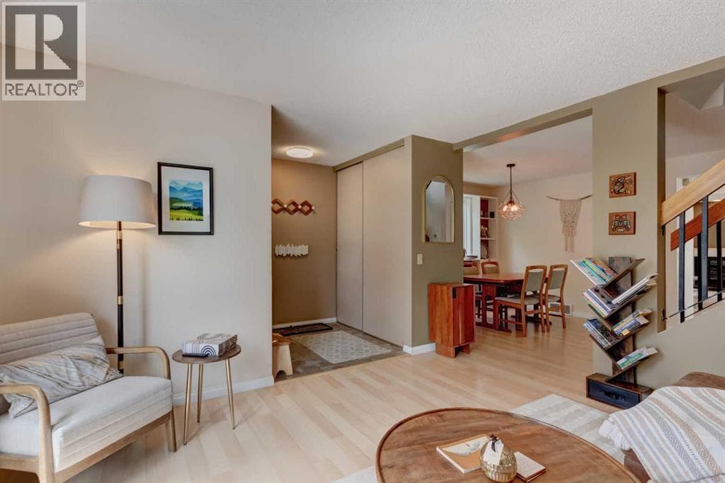 20 Strathearn Rise SW — photo 4