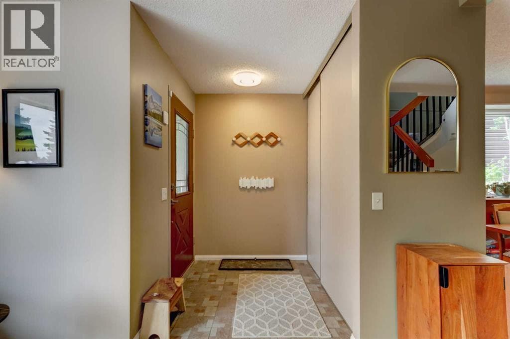 20 Strathearn Rise SW — photo 2