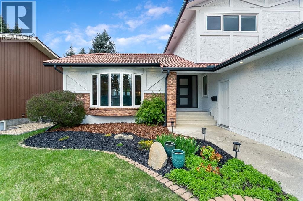 75 Woodacres Crescent SW — photo 2