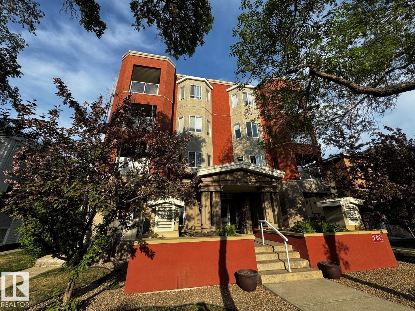 #301 10235 116 ST NW