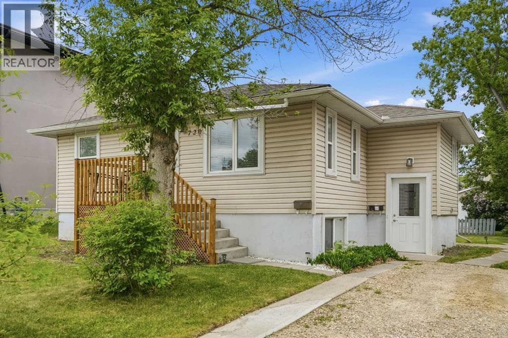 720 69 Avenue SW — photo 2