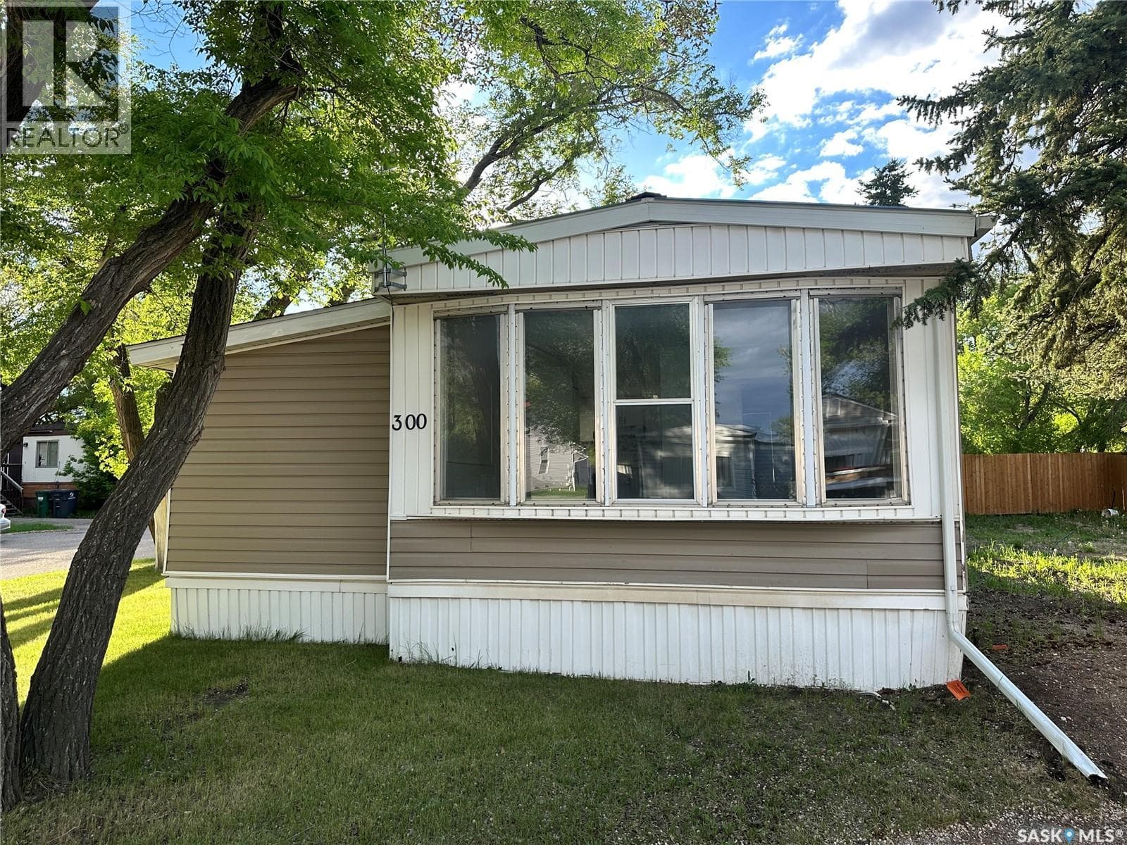300 1524 Rayner AVENUE — photo 2
