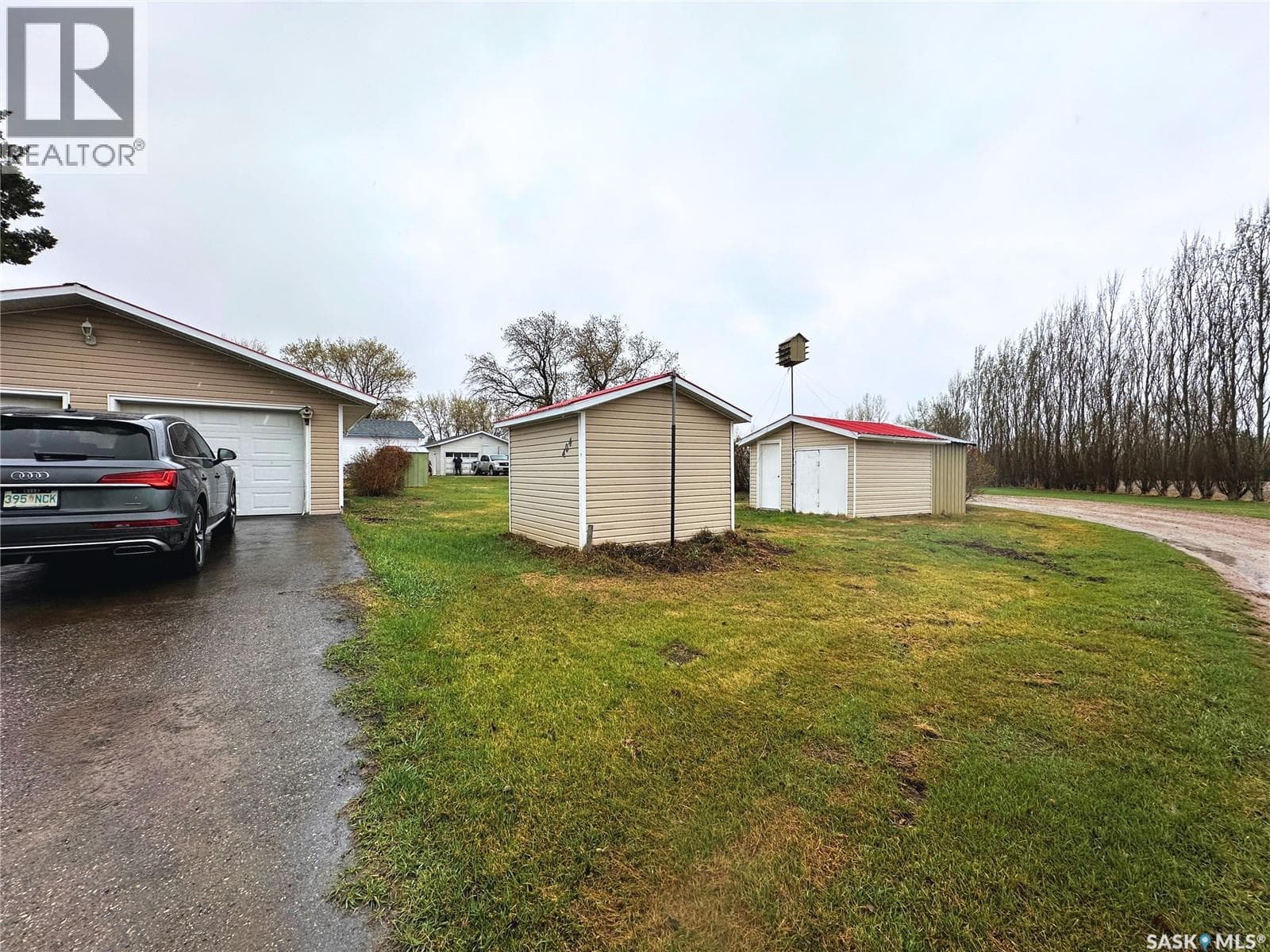 404 Railway AVENUE W — photo 2