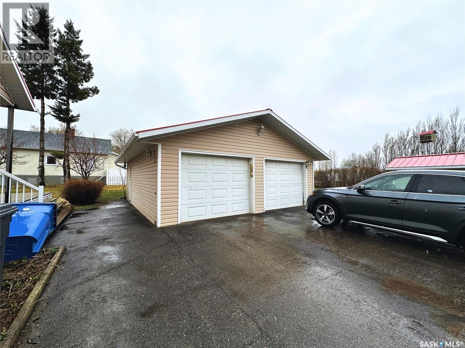 404 Railway AVENUE W — photo 3
